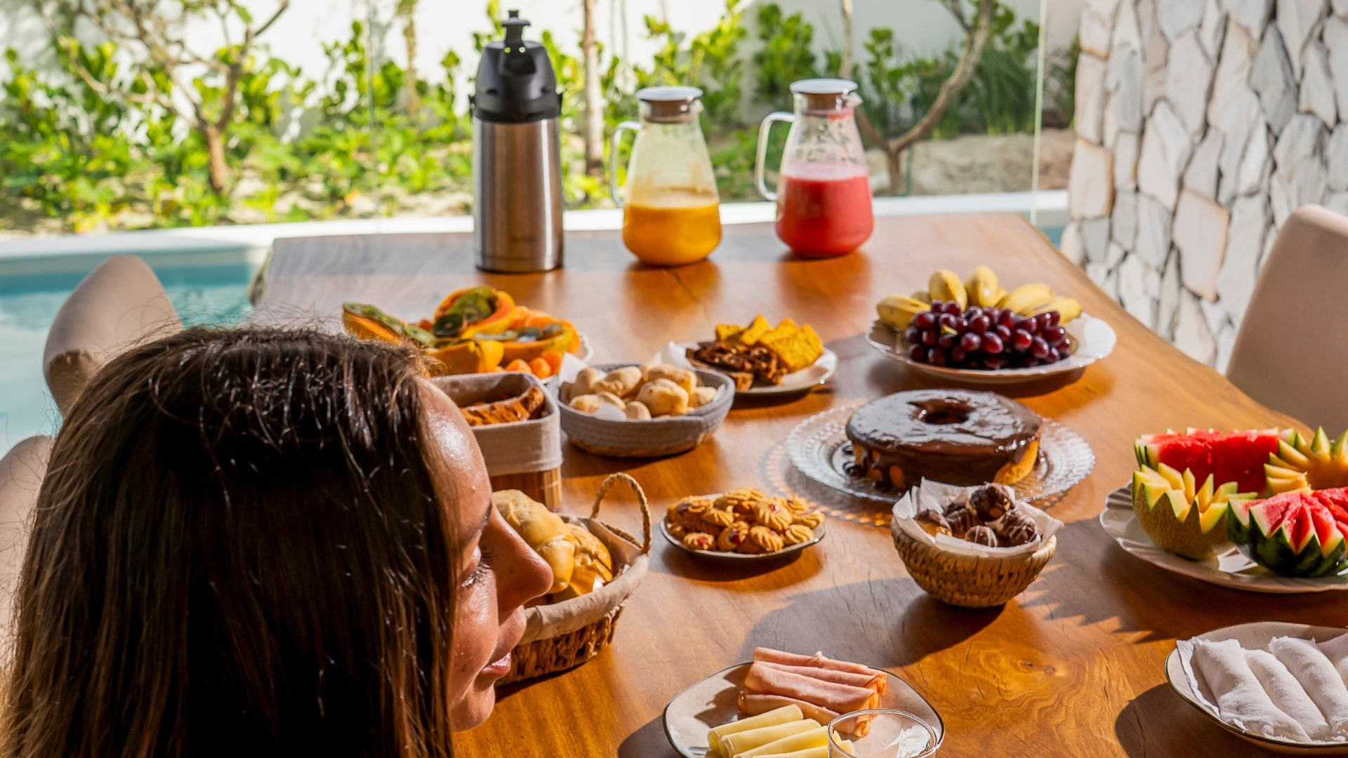 mesa-de-cafe-da-manha-vista-piscina-prea-10