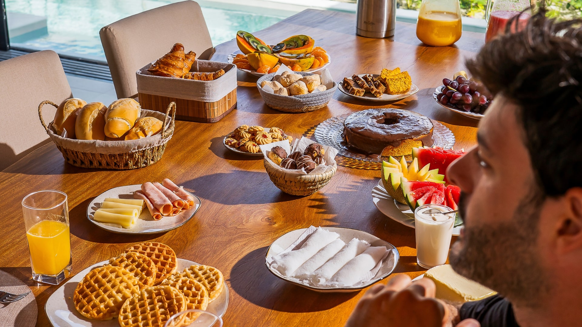 mesa-de-cafe-da-manha-vista-piscina-prea-3