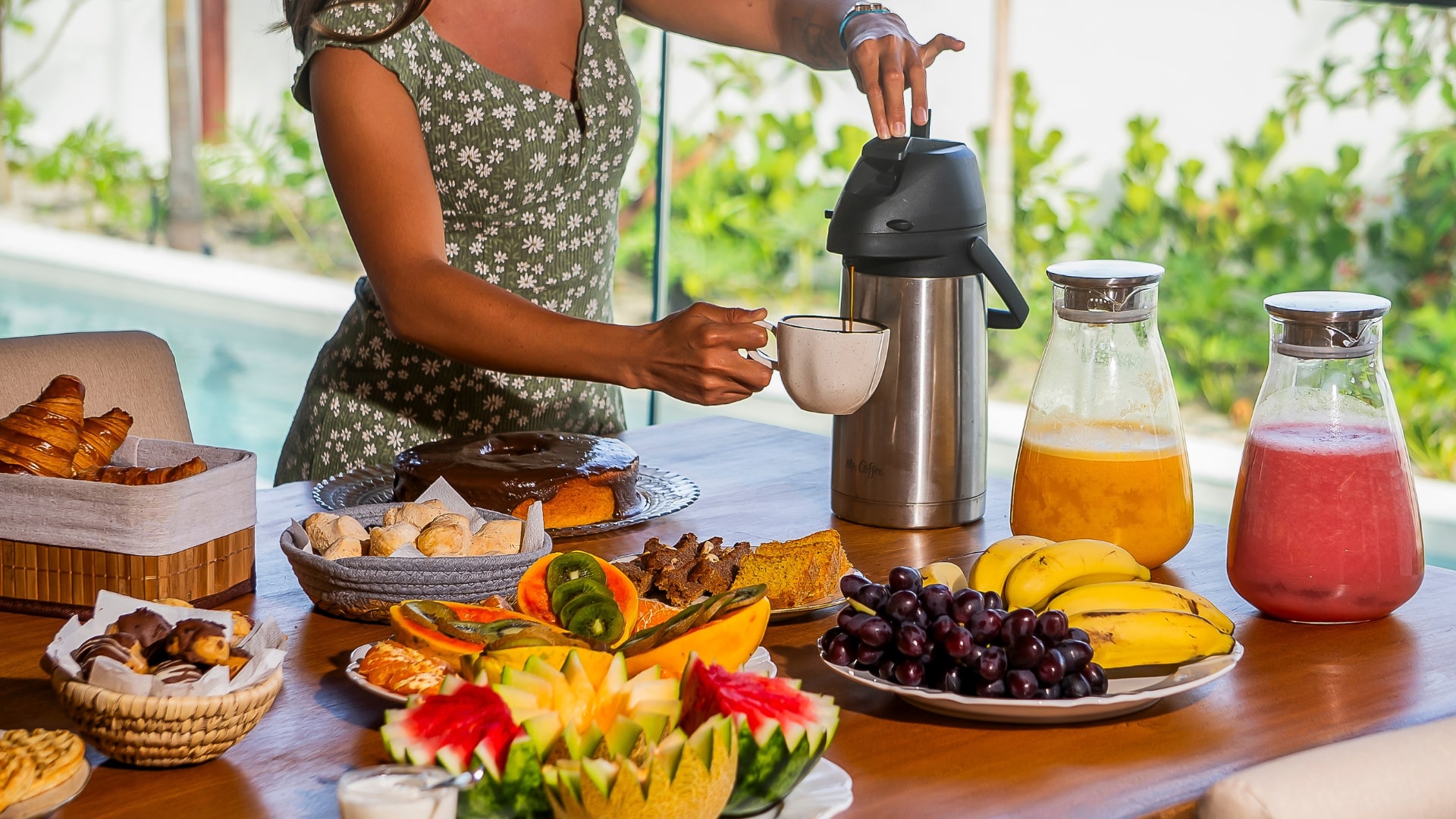 mesa-de-cafe-da-manha-vista-piscina-prea-7